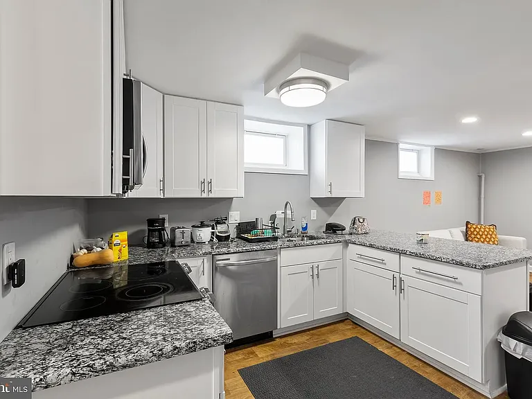 1321 Rowe St #B — Photo 14