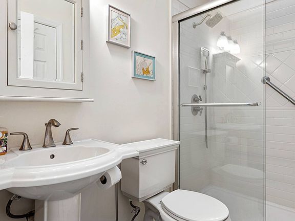 5th image of 25 Georgica Woods Ln