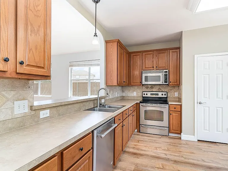 1300 Clear Creek Dr — Photo 9