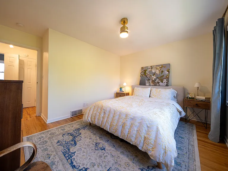 2050 Montreal Ave — Photo 12