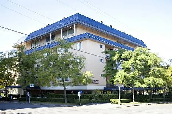 Hilltop Court Apartments — Photo 24
