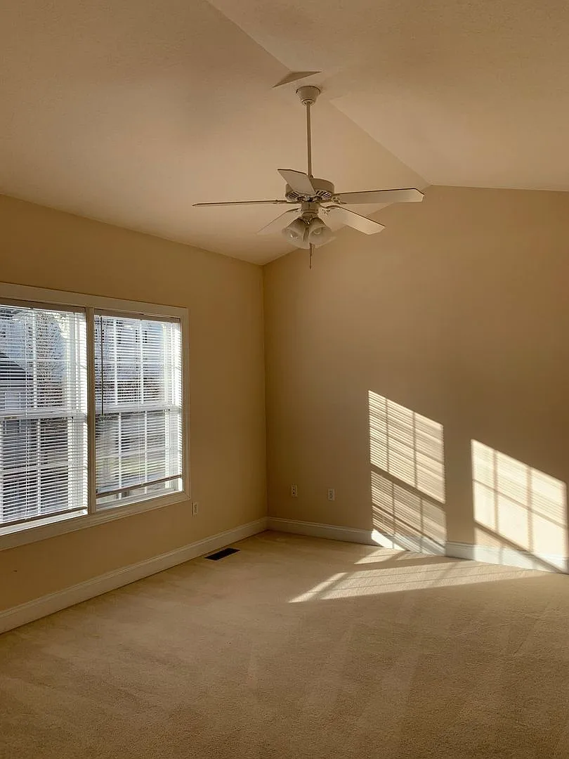 3 Bedroom 2 Bath Townhouse with 2 Car Garage — Photo 4