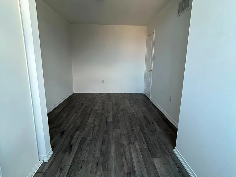 54 Henderson Cres — Photo 13