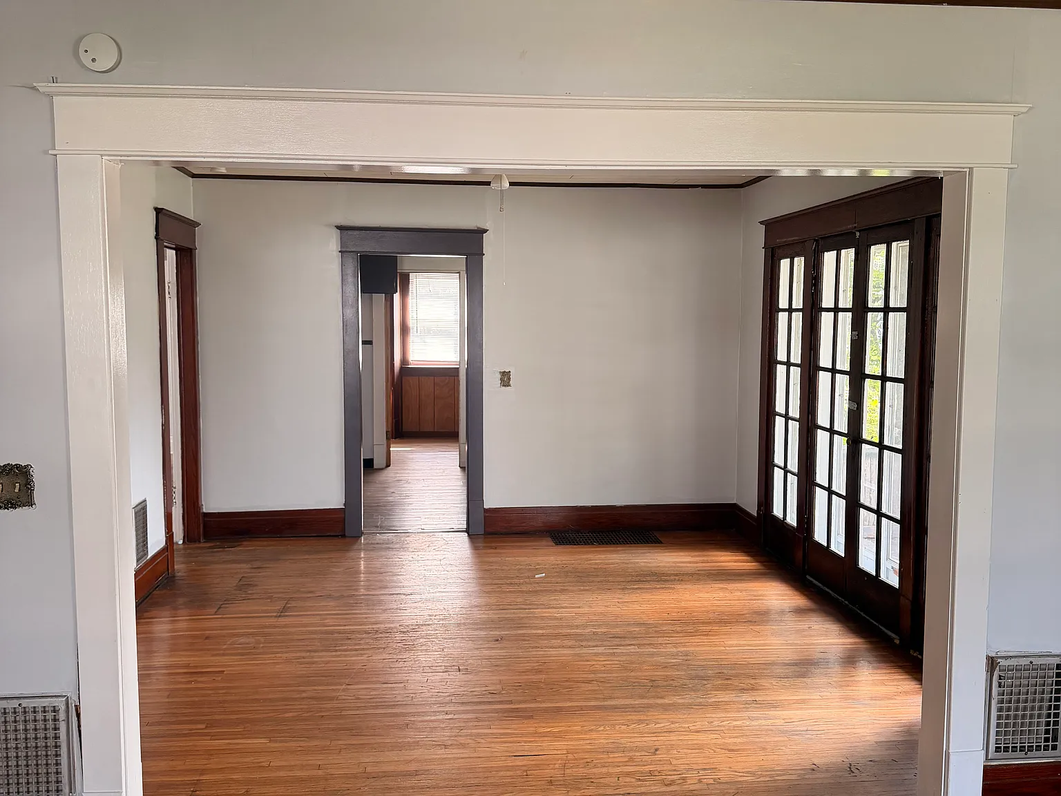 3 bed, 1037 sqft, $1,450 — Photo 2