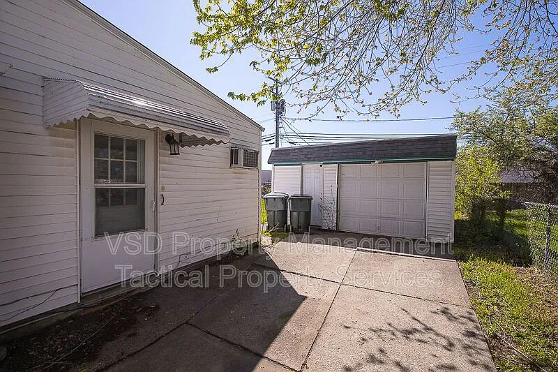 3 bed, 1.0 bath, 1222 sqft, $1,595 — Photo 2