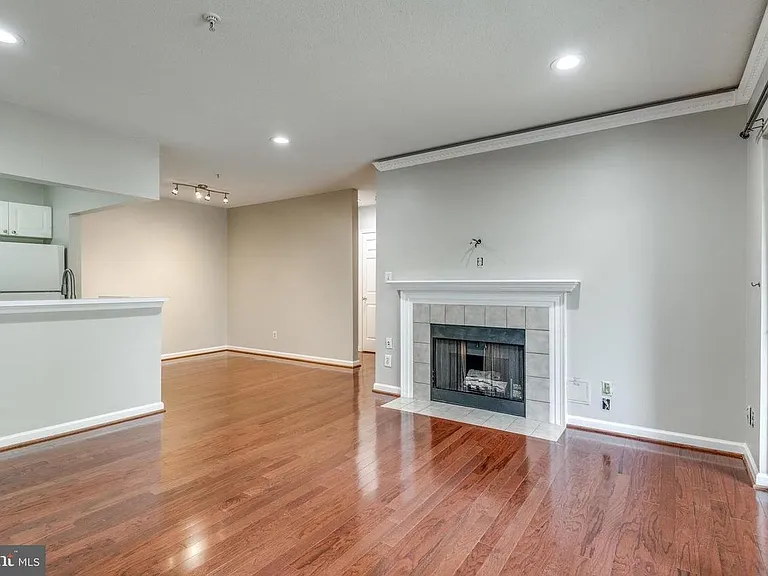 20311 Beechwood Ter #202 — Photo 4