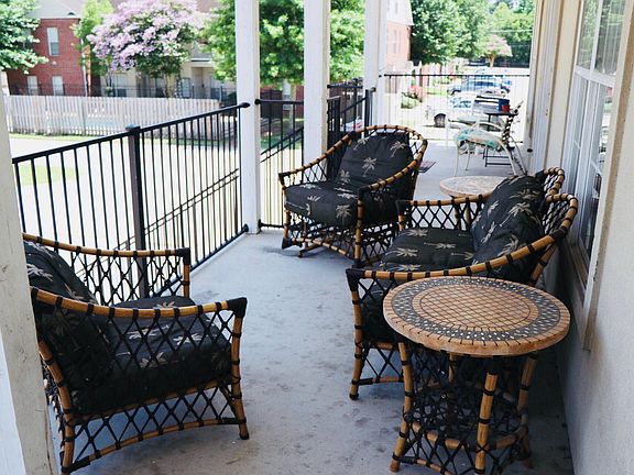 Furnished front patio 