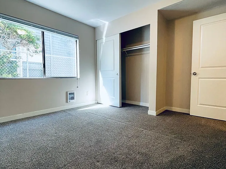 Alki 12 Apartments are located just blocks from Alki Beach. — Photo 6