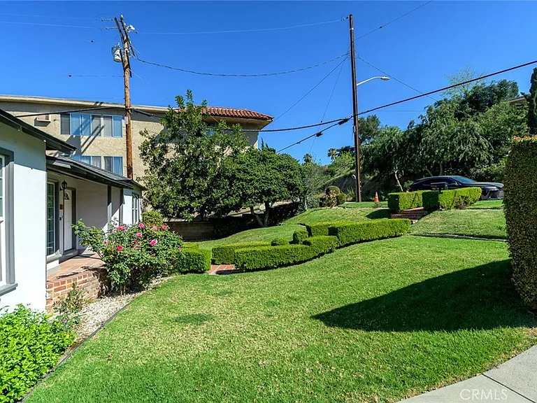 2111 N Verdugo Rd — Photo 6