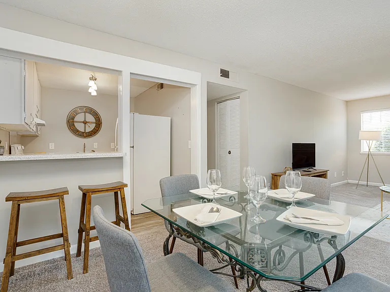 Kitchen & Dining Area with Breakfast Bar