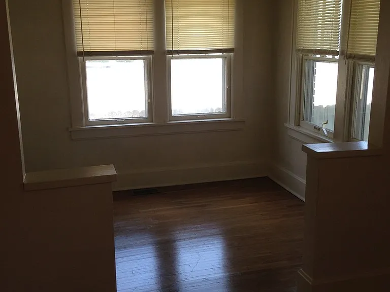 516 S Florence Ave — Photo 2