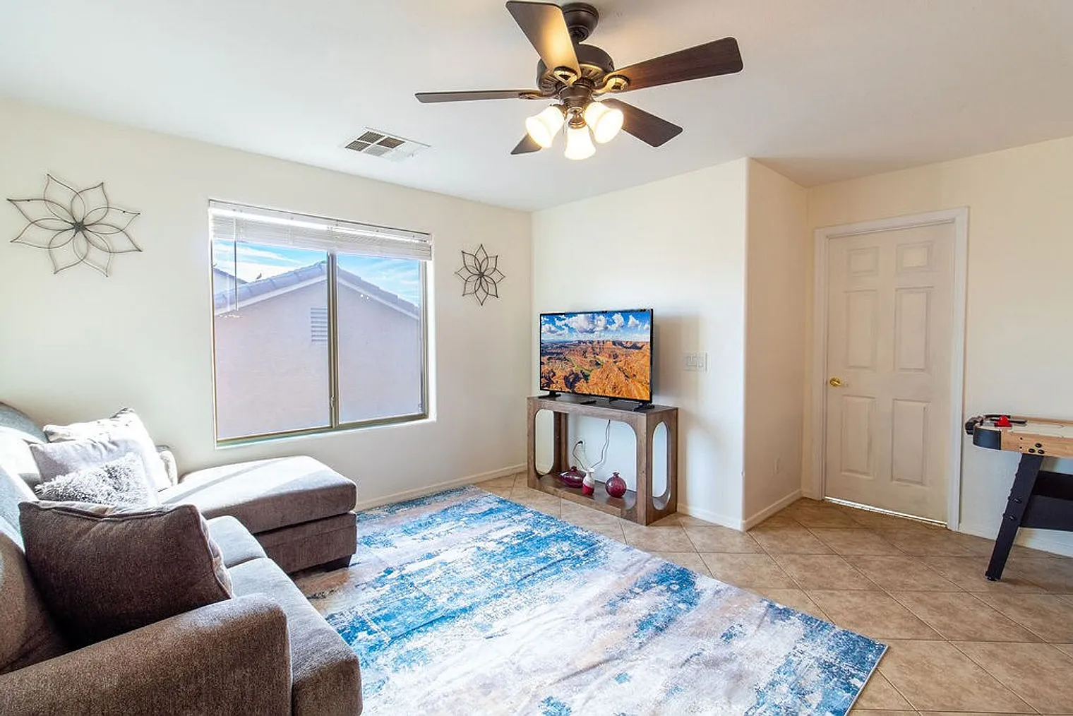5 bed, 2.5 bath, $7,633 — Photo 2
