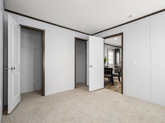 5th image of 220 Laurie Ln