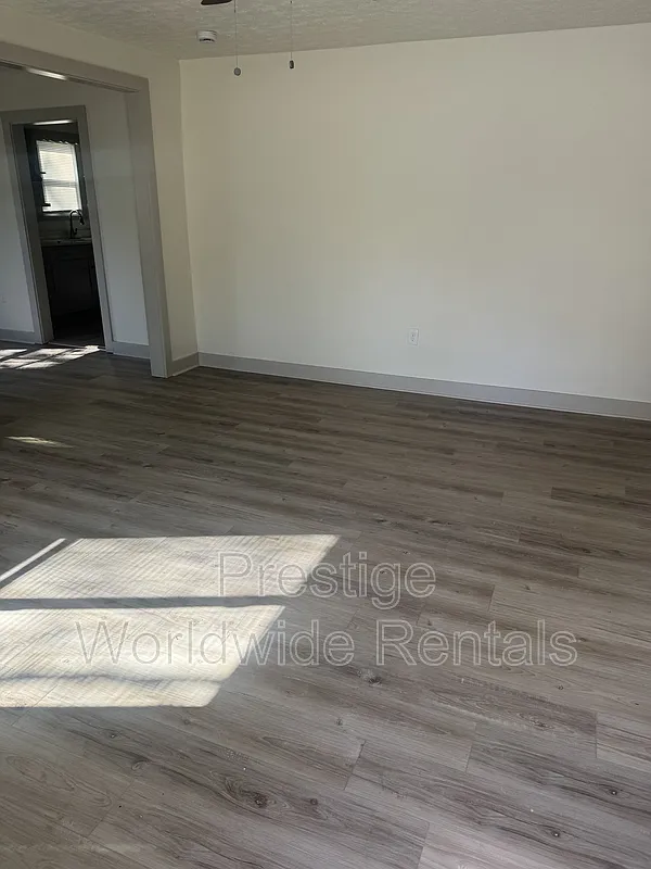 3 bed, 1.0 bath, 1117 sqft, $1,200 — Photo 2