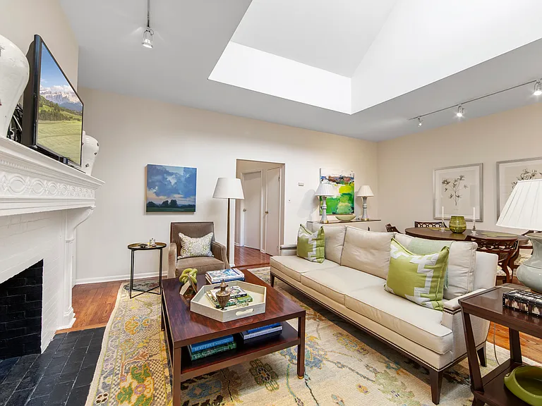 9 E 10th St #5F — Photo 3