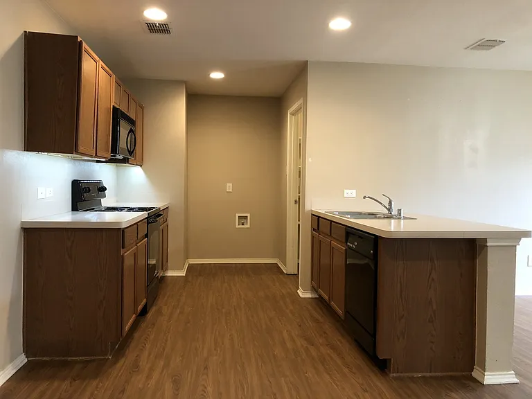 668 Stern Dr — Photo 6