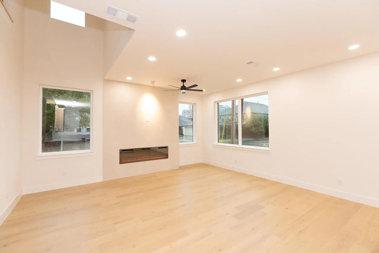 2350 Douglas Ave — Photo 4