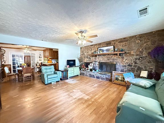 4th image of 715 Jason St