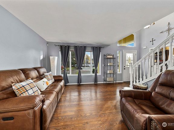 4th image of 1324 57th Drive SE