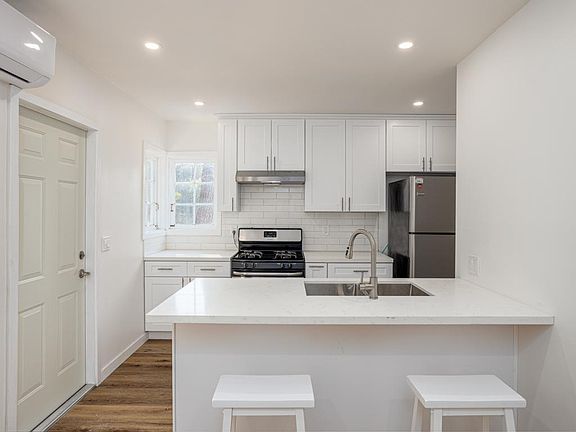 2nd image of 2856 Rock Glen Ave