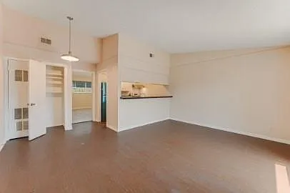 2 bed, 1.0 bath, 2800 sqft, $1,495 — Photo 4