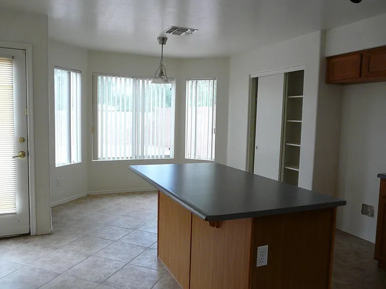 The Brekfast dining area /Kitchen
The kitchen island 
The fridge is included ( not in the photo)