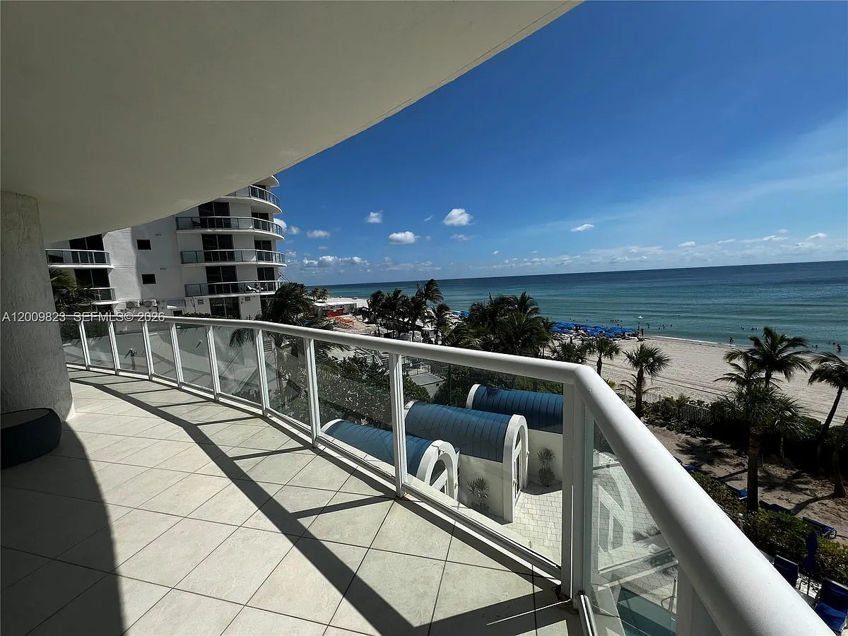 Building Photo - 18671 Collins Ave #402
