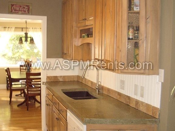 3rd image of 967 E Simpson Ave