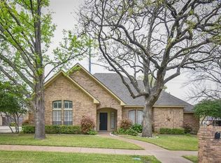 4000 Falcon Lake Dr, Arlington, TX 76016