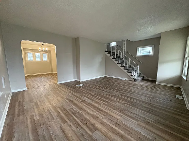 716 Clark St — Photo 2