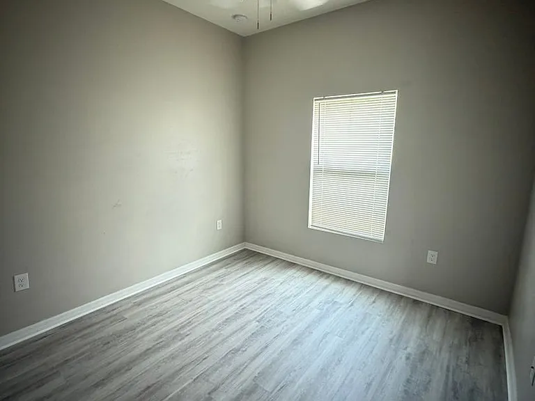 404 NE 24th Pl — Photo 3