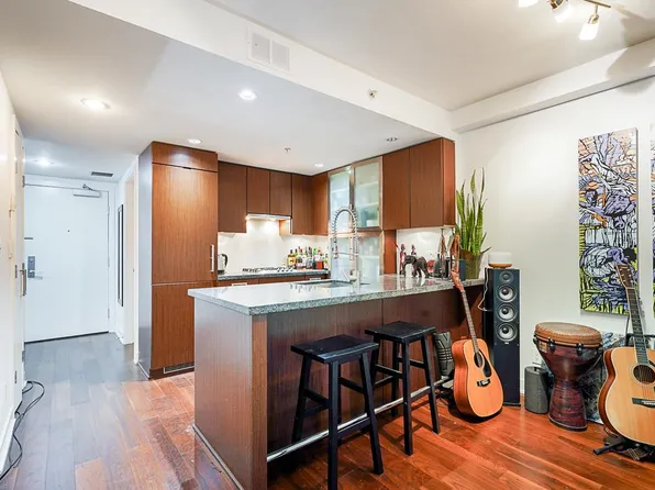 1055 Richards St #210, Vancouver, BC V6B 0C2