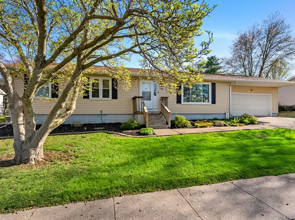 906 Acorn Ln, Muscatine, IA 52761