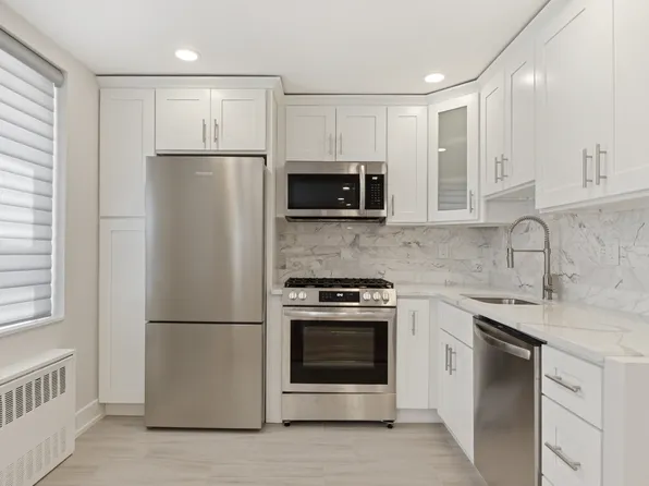 200 East 24th Street 301 image 7 of 8