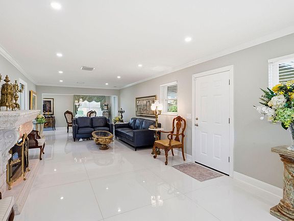4th image of 218 Cardinal Lane
