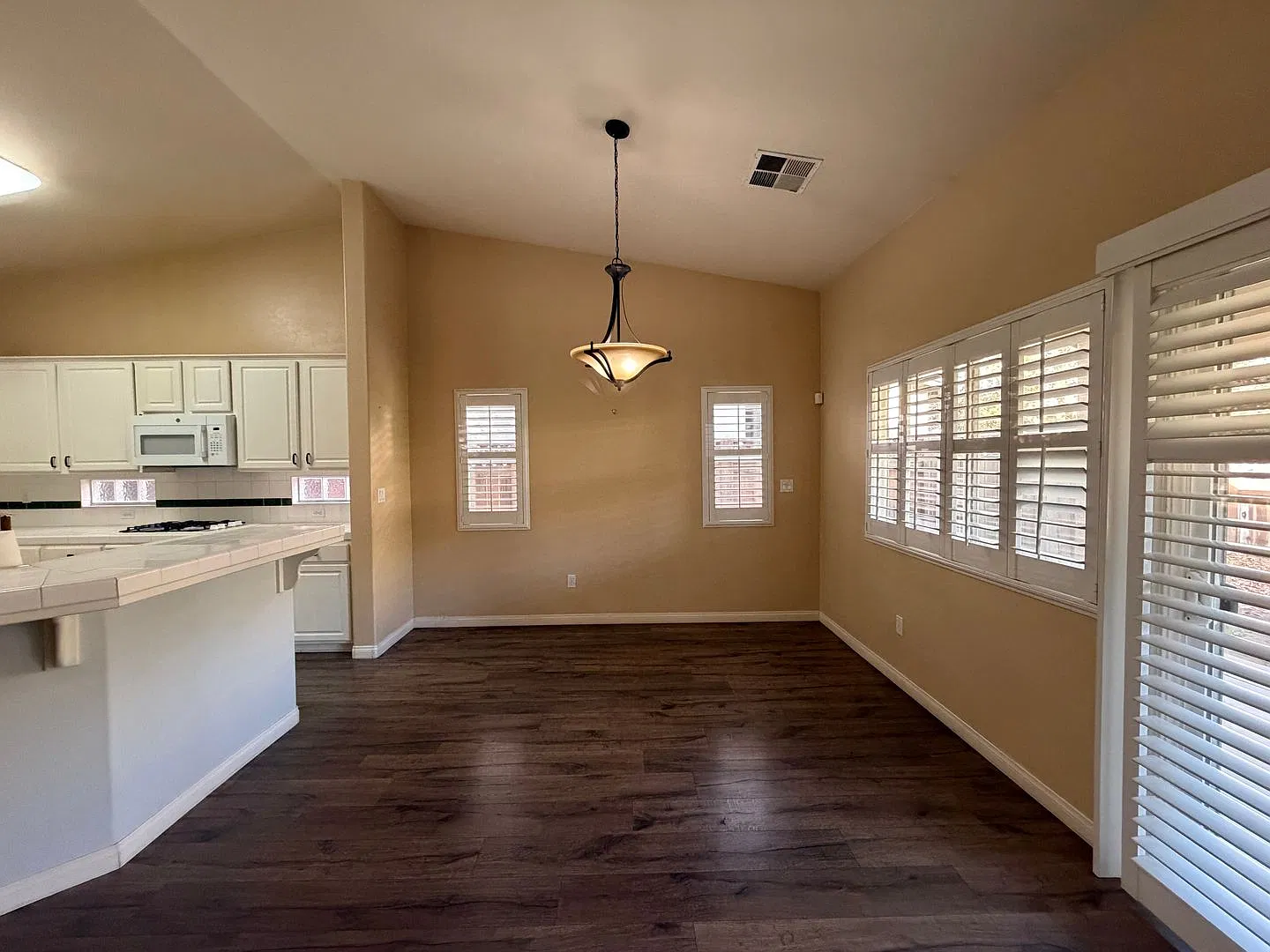 Spacious 3-Bedroom Home with Community Pool! — Photo 3