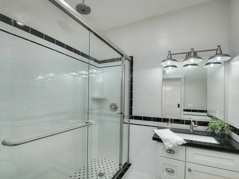 San Carlos Apartments — Photo 7
