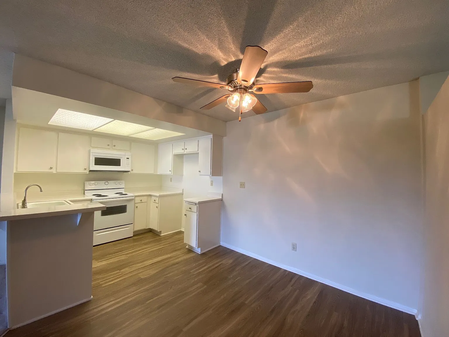 Villa Valencia Apartments — Photo 4