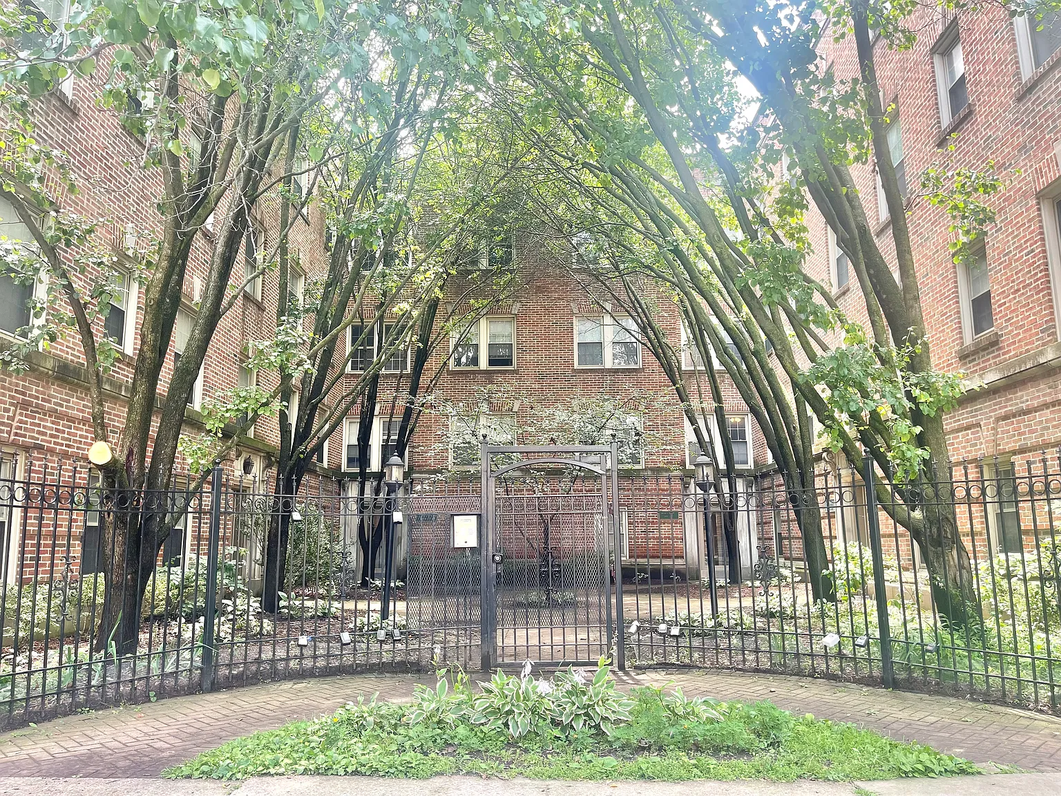 3 bed, $2,400 — Photo 1