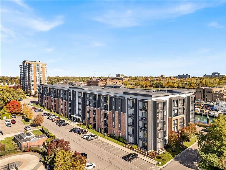Waters Edge Apartments of Harbortown — Photo 34