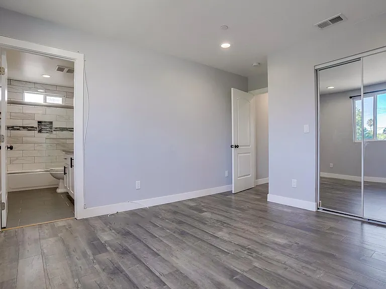 5258 1/2 E Oakland St — Photo 20