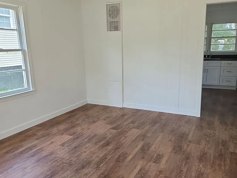 204 Thomas Ln — Photo 2