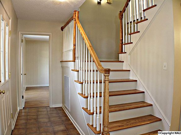 4th image of 712 Versailles Dr SE