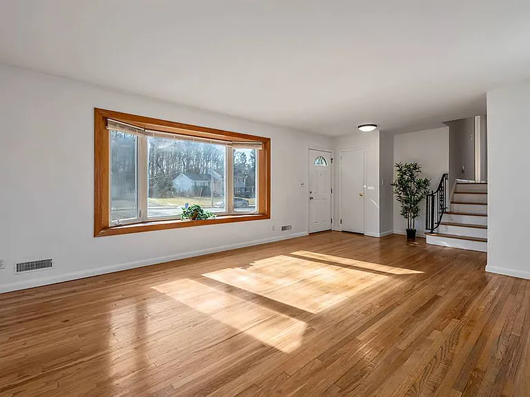 63 Susan Dr — Photo 3