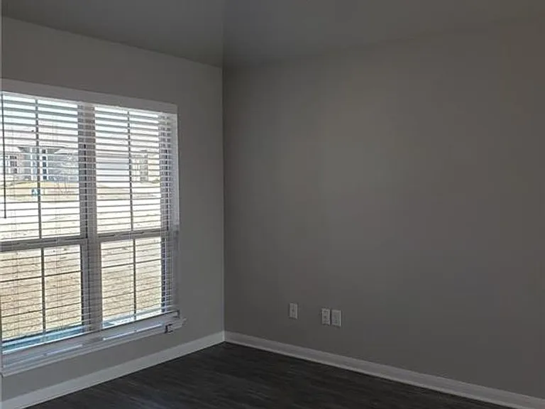 1907 Delano Dr — Photo 3