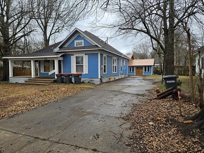 3 bed, 3.0 bath, 2700 sqft, $2,100 — Photo 1
