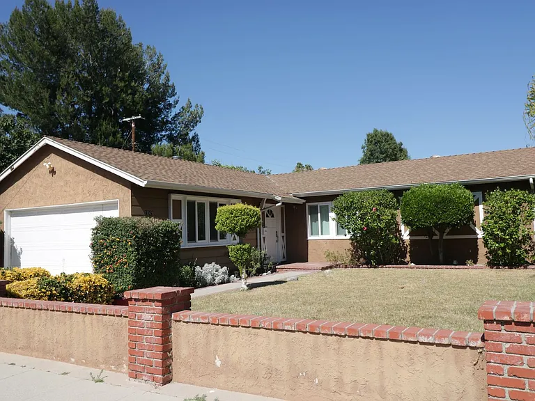 22325 Wyandotte St — Photo 1