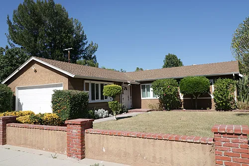 22325 Wyandotte St Photo 1