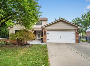 39524 Lembke Dr, Sterling Heights, MI