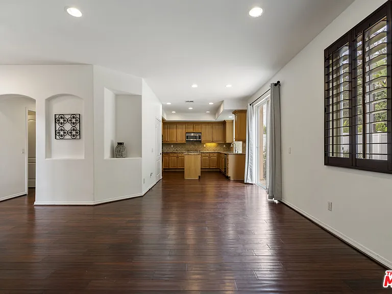 14321 Hortense St — Photo 16